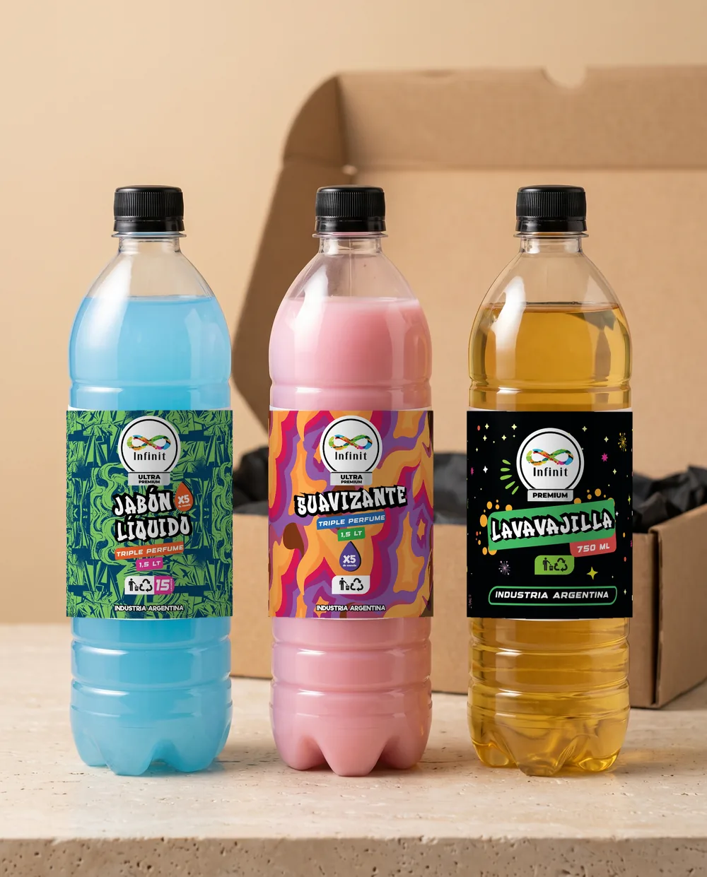 Jabón líquido, suavizante y lavavajilla de Infinit, con tapa negra, frente a la Caja del Hogar abierta